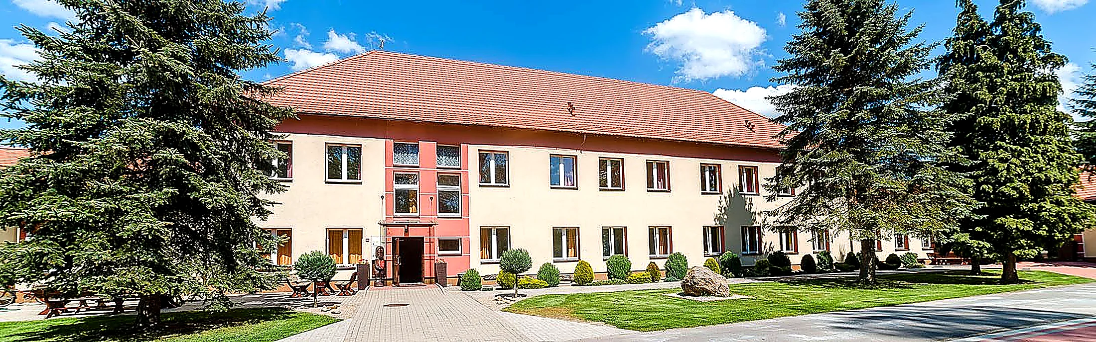 Zabytkowy budynek dawnych carskich koszar — dziś Dom Wczasów Dziecięcych w Głazie