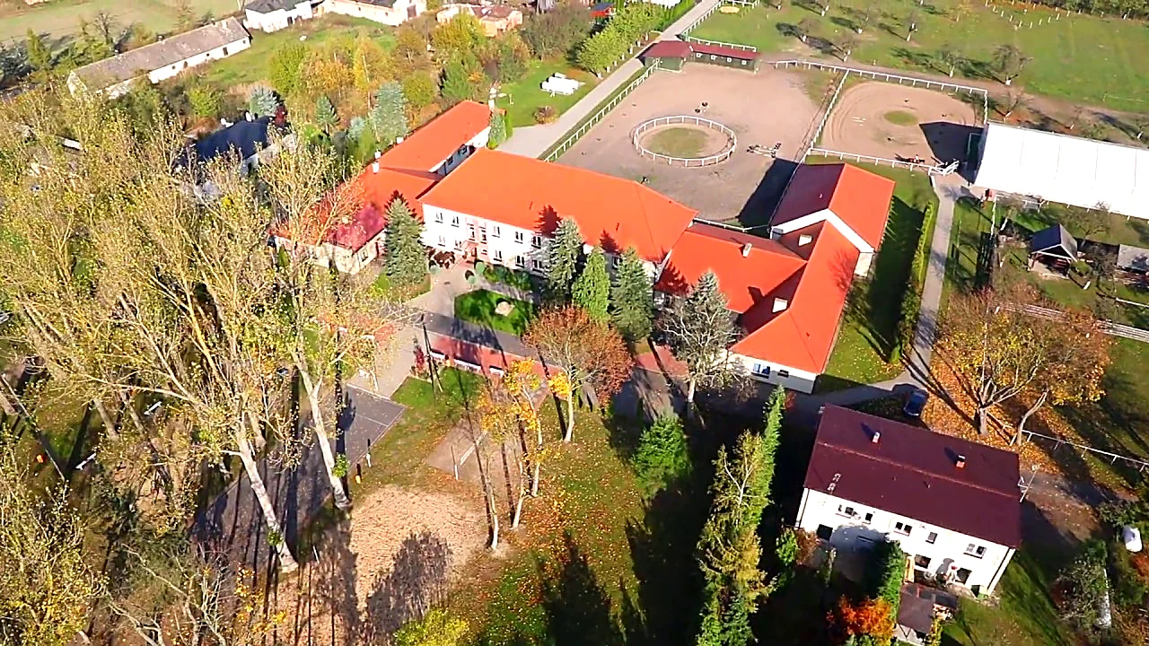 Ośrodek DWD Głaz z lotu ptaka — czerwone dachy budynków wśród jesiennych drzew